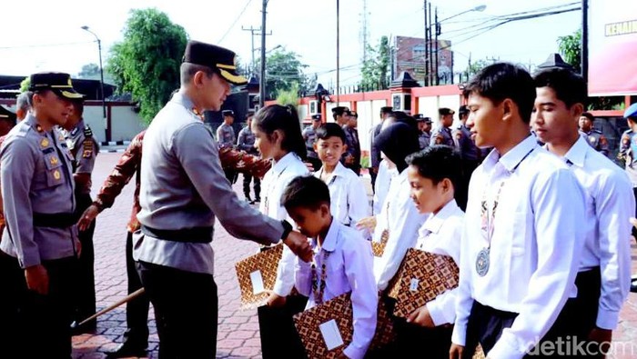 Atlet Karate Karawang Kaori Kimu saat menerima penghargaan dari Kapolres Karawang