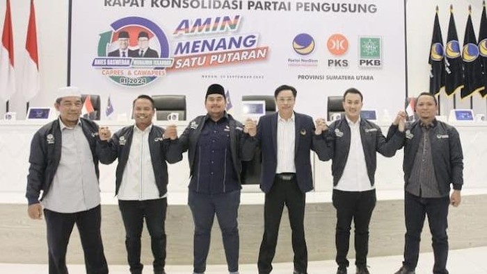 Aulia Agsa (pakai peci) bersama pengurus DPW NasDem Sumut