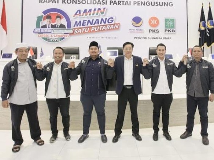 Aulia Agsa (pakai peci) bersama pengurus DPW NasDem Sumut