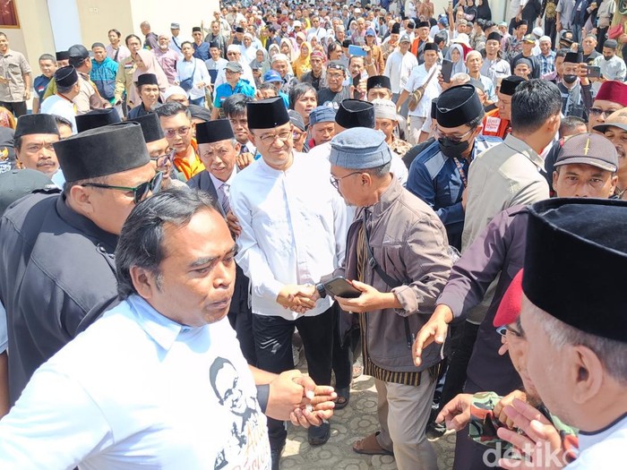 Bacapres Anies Baswedan saat tiba di Pondok Pesantren Zamzam Integrated Islamic School (ZIIS), Cilongok, Kabupaten Banyumas, Selasa (3/10/2023).
