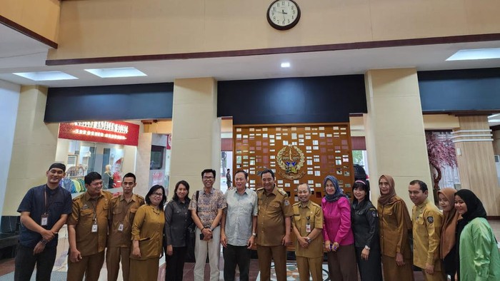Pj Gubernur Sulsel Bahtiar Baharuddin saat memantau aktivitas Tim Seleksi (Timsel) calon anggota KI Sulsel di Room Kantor Gubernur Sulsel, Selasa (3/10).