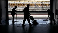 Petugas membersihkan paddock di Pertamina Mandalika International Street Circuit di Kuta Mandalika. Ajang balapan MotoGP 2023 seri 15 di sirkuit Mandalika dengan nama resmi Pertamina Grand Prix of Indonesia akan berlangsung pada 13-15 Oktober 2023.