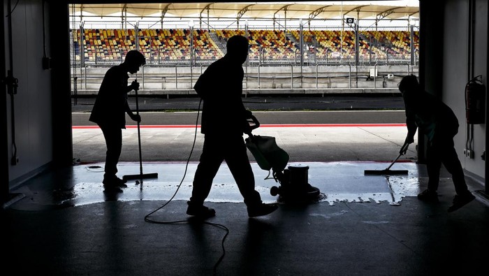 Begini Persiapan Sirkuit Mandalika Jelang MotoGP 2023 Foto udara sejumlah petugas menggunakan mobil khusus membersihkan lintasan sirkuit Pertamina Mandalika International Street Circuit di Kuta Mandalika, Praya, Lombok Tengah, NTB, Selasa (3/10/2023). Ajang balapan MotoGP 2023 seri 15 di sirkuit Mandalika dengan nama resmi Pertamina Grand Prix of Indonesia akan berlangsung pada 13-15 Oktober 2023.