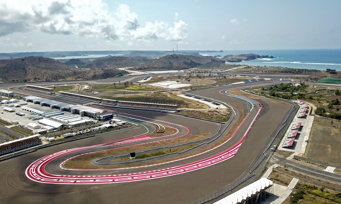 Foto udara sejumlah petugas menggunakan mobil khusus membersihkan lintasan sirkuit Pertamina Mandalika International Street Circuit di Kuta Mandalika, Praya, Lombok Tengah, NTB, Selasa (3/10/2023). Ajang balapan MotoGP 2023 seri 15 di sirkuit Mandalika dengan nama resmi Pertamina Grand Prix of Indonesia akan berlangsung pada 13-15 Oktober 2023.