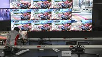 Petugas mengecek cctv di ruang race control Pertamina Mandalika International Street Circuit di Kuta Mandalika, Praya, Lombok Tengah, NTB.