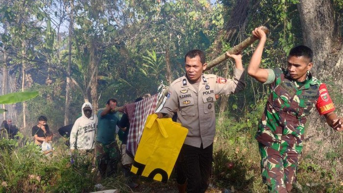 Kebakaran lahan perkebunan jati terjadi di Kabupaten Bone, Sulawesi Selatan (Sulsel). Seorang pria ditemukan tewas di lokasi setelah api dipadamkan.