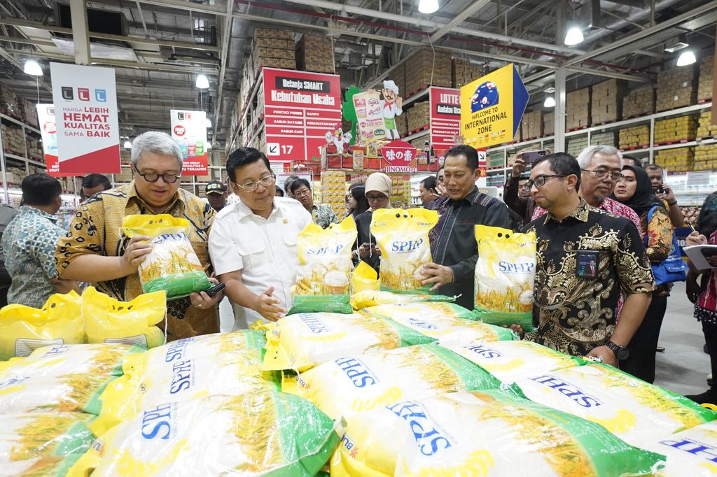 Direktur Utama Perum Bulog, Budi Waseso saat meinjau stok bers di tko ritek modern. (Humas Bapanas)