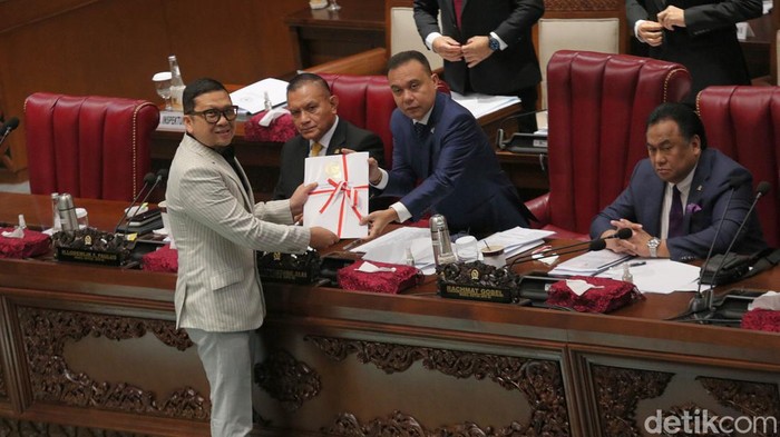 DPR mengesahkan Revisi Undang-Undang IKN menjadi undang-undang. Ada tujuh fraksi di DPR yang menyetujui Revisi UU dan PKS menolak.