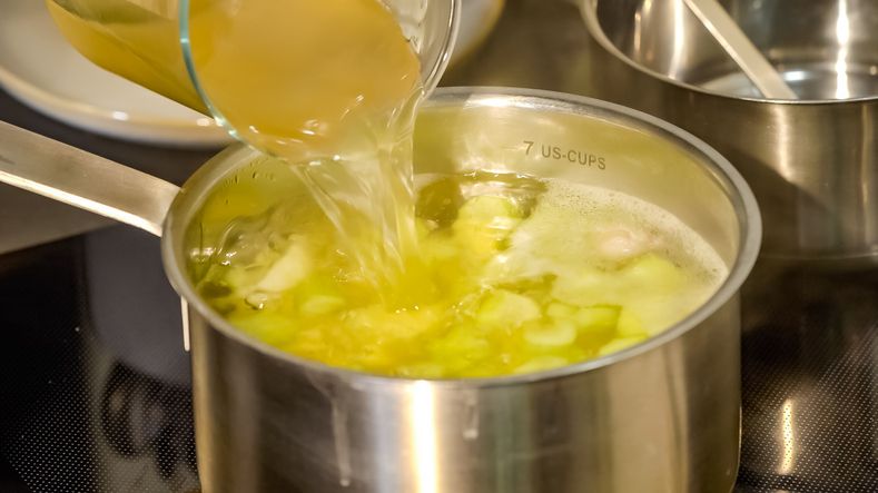 Duh! Wanita Ini Keracunan Usai Makan Sup Kacang Buatannya Sendiri