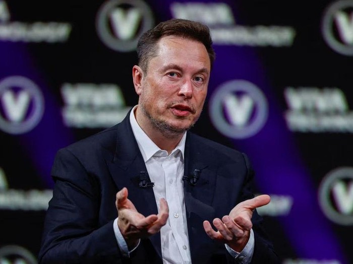 Elon Musk, Chief Executive Officer of SpaceX and Tesla and owner of Twitter, gestures as he attends the Viva Technology conference dedicated to innovation and startups at the Porte de Versailles exhibition centre in Paris, France, June 16, 2023. REUTERS/Gonzalo Fuentes/ File Photo Acquire Licensing Rights