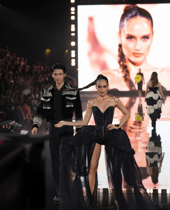 Tahun ini, L’Oreal Paris kembali membawa artis Indonesia berlenggang di Paris Fashion Week. Aktris Cinta Laura catwalk dengan strapless dress hitam. Penampilan seksinya memukau. Foto: Instagram