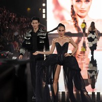 Tahun ini, L’Oreal Paris kembali membawa artis Indonesia berlenggang di Paris Fashion Week. Aktris Cinta Laura catwalk dengan strapless dress hitam. Penampilan seksinya memukau. Foto: Instagram