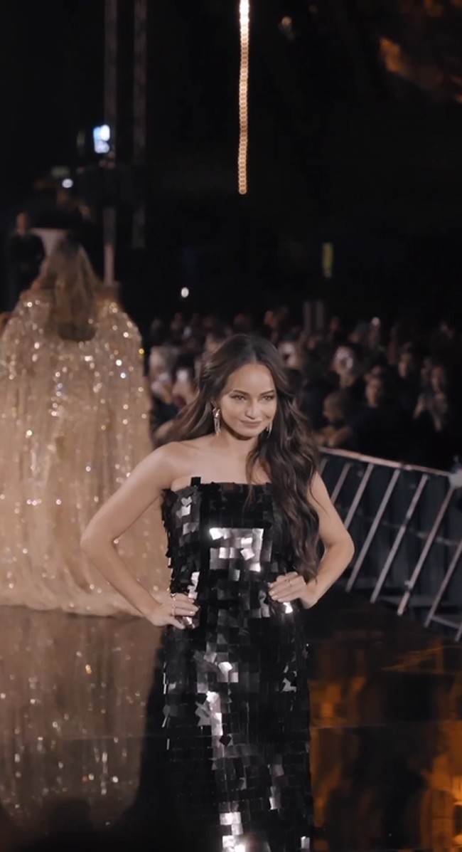 Artis dan presenter Enzy Storia tak kalah memukau. Artis yang saat ini pindah ke New York itu pun berjalan di catwalk L’Oreal Paris Le Defile. Foto: Instagram