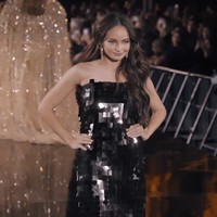 Artis dan presenter Enzy Storia tak kalah memukau. Artis yang saat ini pindah ke New York itu pun berjalan di catwalk L’Oreal Paris Le Defile. Foto: Instagram