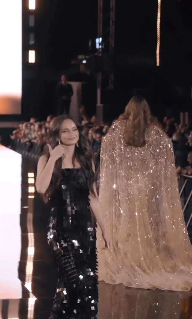 Enzy tampil dengan dress blink-blink hitam dengan rambut yang ditata bervolume. Berjalan percaya diri di catwalk, Enzy sambil mengibaskan rambutnya. Foto: dok. Instagram