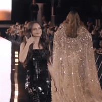 Enzy tampil dengan dress blink-blink hitam dengan rambut yang ditata bervolume. Berjalan percaya diri di catwalk, Enzy sambil mengibaskan rambutnya. Foto: dok. Instagram