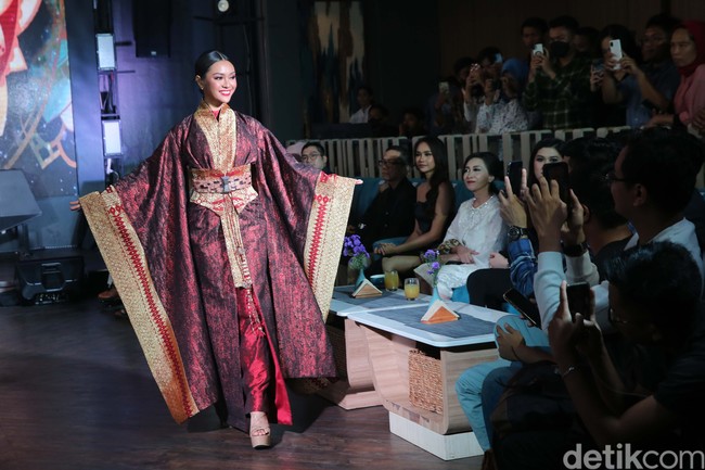 Farhana hanya memiliki waktu lima bulan untuk mempersiapkan dirinya mengikuti Miss International 2023. Pada ajang yang digelar di Jepang itu, Sarjana Kedokteran dari Universitas Padjadjaran tersebut akan bersaing dengan finalis dari 69 negara dan menjalani karantina mulai 11- 26 Oktober 2023. Grand Final Miss International 2023 akan digelar pada tanggal 26 Oktober 2023. Foto: Grandyos Zafna