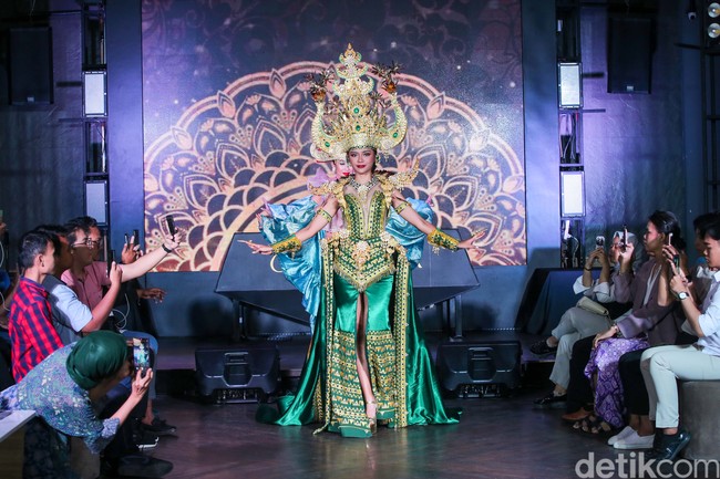 Kostum nasional khas Lampung yang dipakai Farhana Nariswari untuk Miss International 2023 ini beratnya mencapai 16 kg. Foto: Grandyos Zafna