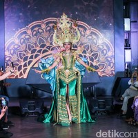 Kostum nasional khas Lampung yang dipakai Farhana Nariswari untuk Miss International 2023 ini beratnya mencapai 16 kg. Foto: Grandyos Zafna