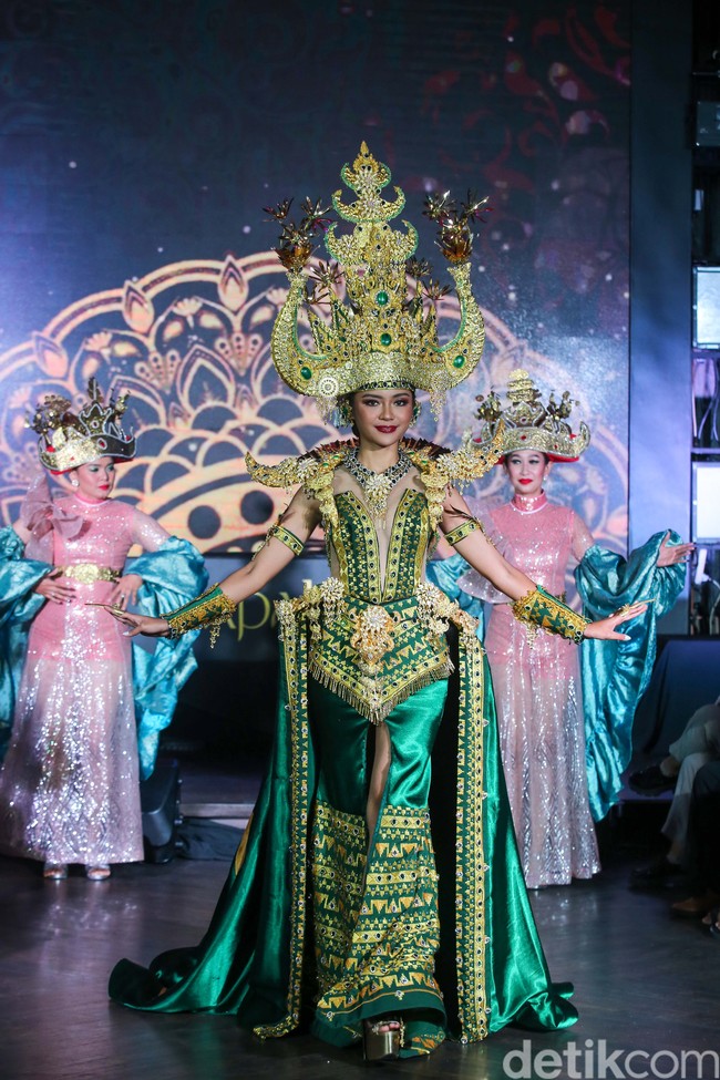 Kostum tersebut, terinspirasi dari wanita Lampung yang menggunakan siger di kepalanya. Memiliki makna filosofis yang berkaitan dengan nilai nilai hidup masyarakat lampung yakni Piil Pesenggiri, yaitu sikap untuk menjaga harga diri, nama baik, martabat, dan kehormatan hidup. Jadi, bentuk siger yang lebar, megah dan simetris itu juga menunjukkan komitmen perempuan Lampung untuk menjaga konservasi alam, ucap Farhana. Foto: Grandyos Zafna
