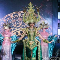 Kostum tersebut, terinspirasi dari wanita Lampung yang menggunakan siger di kepalanya. Memiliki makna filosofis yang berkaitan dengan nilai nilai hidup masyarakat lampung yakni Piil Pesenggiri, yaitu sikap untuk menjaga harga diri, nama baik, martabat, dan kehormatan hidup. Jadi, bentuk siger yang lebar, megah dan simetris itu juga menunjukkan komitmen perempuan Lampung untuk menjaga konservasi alam, ucap Farhana. Foto: Grandyos Zafna