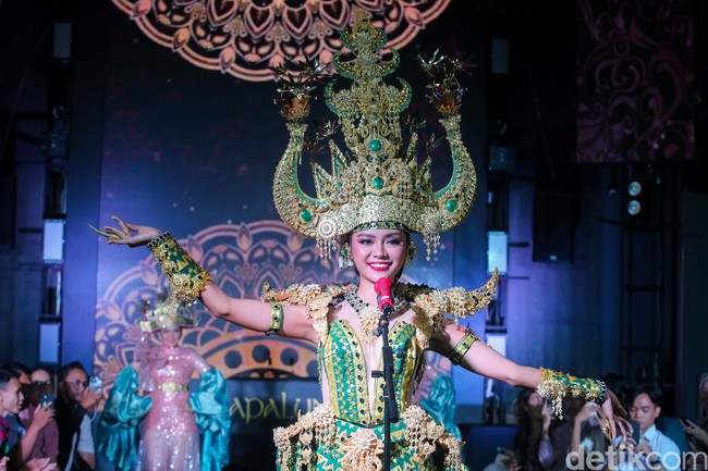 Penampilan Farhana yang paling mencuri atensi adalah siger ukuran besar sebagai hiasan kepalanya. Mengapa siger? Karena Siger ini digunakan perempuan Lampung sebagai simbol keberanian dan komitmen mereka untuk menjaga keseimbangan alam, ungkap wanita yang terpilih sebagai pemenang Puteri Indonesia 2023 pada Mei 2023 itu. Foto: Grandyos Zafna