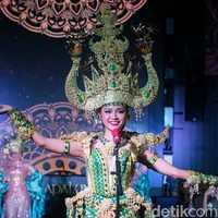 Penampilan Farhana yang paling mencuri atensi adalah siger ukuran besar sebagai hiasan kepalanya. Mengapa siger? Karena Siger ini digunakan perempuan Lampung sebagai simbol keberanian dan komitmen mereka untuk menjaga keseimbangan alam, ungkap wanita yang terpilih sebagai pemenang Puteri Indonesia 2023 pada Mei 2023 itu. Foto: Grandyos Zafna