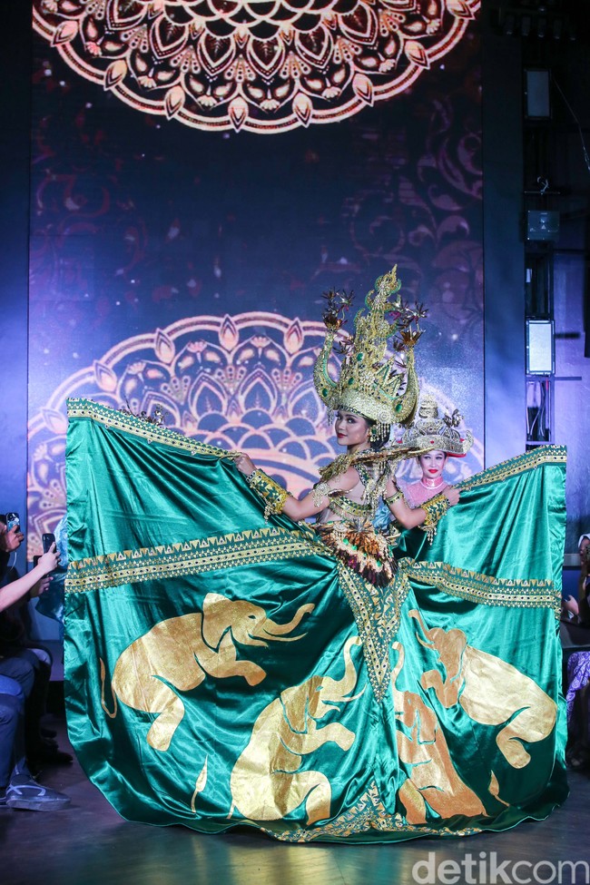 Kostum nasional Farhana merupakan buatan desainer asal Bali, Inggi Indrayana Kendran. Busana dengan warna hijau dan emas itu dihiasi gajah Lampung, hewan khas provinsi beribukota Bandar Lampung tersebut. Foto: Grandyos Zafna