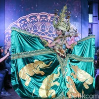 Kostum nasional Farhana merupakan buatan desainer asal Bali, Inggi Indrayana Kendran. Busana dengan warna hijau dan emas itu dihiasi gajah Lampung, hewan khas provinsi beribukota Bandar Lampung tersebut. Foto: Grandyos Zafna