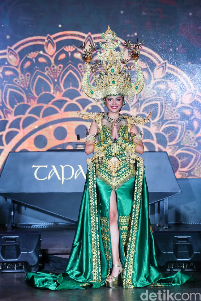 Farhana Nariswari akan mengikuti Miss International 2023 yang finalnya digelar di Yoyogi National Gymnasium, Tokyo, Jepang pada 26 Oktober 2023. Pada kompetisi kecantikan internasional itu, Farhana akan mengenakan kostum nasional bertemakan The Royal Siger Splendor: A Majestic Tribute to Lampungs Heritage. Foto: Grandyos Zafna