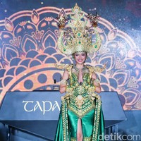 Farhana Nariswari akan mengikuti Miss International 2023 yang finalnya digelar di Yoyogi National Gymnasium, Tokyo, Jepang pada 26 Oktober 2023. Pada kompetisi kecantikan internasional itu, Farhana akan mengenakan kostum nasional bertemakan The Royal Siger Splendor: A Majestic Tribute to Lampungs Heritage. Foto: Grandyos Zafna