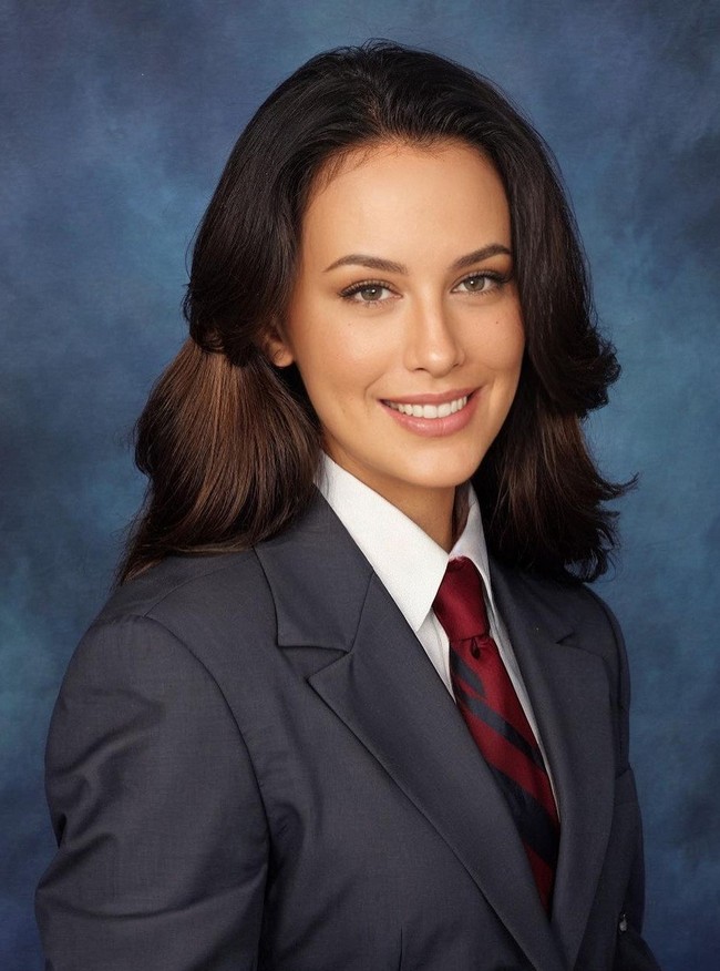 Wajah Sophia Latjuba tak banyak berubah saat memakai aplikasi AI Yearbook. Hanya menjadi versi muda dari dirinya. Foto: Instagram/@sophia_latjuba88