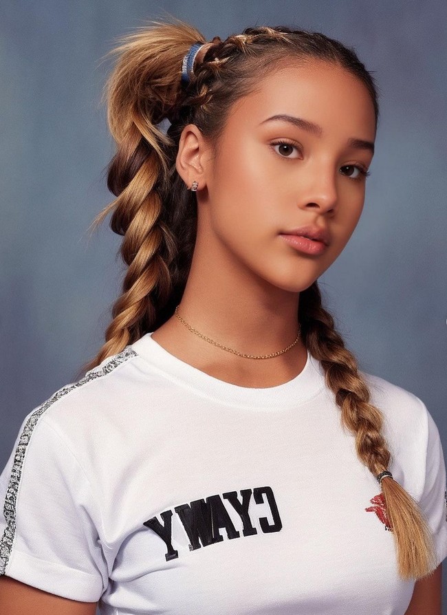 Wajah Anya Geraldine nyaris tak dikenali. Kulitnya tampak lebih coklat dengan rambut pirang uang dikepang. Tetap manis dan cantik. Foto: Instagram/@ anyageraldine