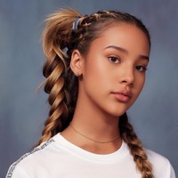 Wajah Anya Geraldine nyaris tak dikenali. Kulitnya tampak lebih coklat dengan rambut pirang uang dikepang. Tetap manis dan cantik. Foto: Instagram/@ anyageraldine