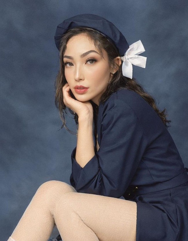 Ayu Dewi bak gadis Korea dengan blazer biru, stoking jaring-jaring dan topi pet di tren Ai Yearbook. Foto: Instagram/@mrsayudewi