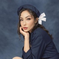 Ayu Dewi bak gadis Korea dengan blazer biru, stoking jaring-jaring dan topi pet di tren Ai Yearbook. Foto: Instagram/@mrsayudewi