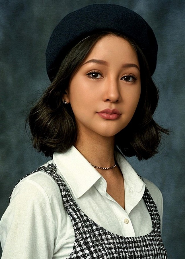 Lucinta Luna pun tak ketinggalan ikutan tren Ai Yearbook. Selebgram dan model ini tampak memakai kemeja putih dipadu vest motif kotak-kotak. Gayanya juga mirip remaja Korea. Foto: Instagram/@lucintaluna_manjalita