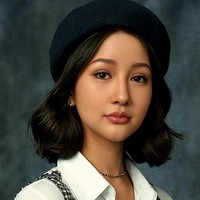 Lucinta Luna pun tak ketinggalan ikutan tren Ai Yearbook. Selebgram dan model ini tampak memakai kemeja putih dipadu vest motif kotak-kotak. Gayanya juga mirip remaja Korea. Foto: Instagram/@lucintaluna_manjalita