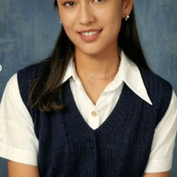 Dian Sastrowardoyo ikut tren AI Yearbook dengan menampilkan 10 foto versi jadul. Salah satunya memakai kemeja putih dengan vest biru dan topi pet. Wajahnya pun jadi seperti gadis remaja. Foto: Instagram/@therealdisastr