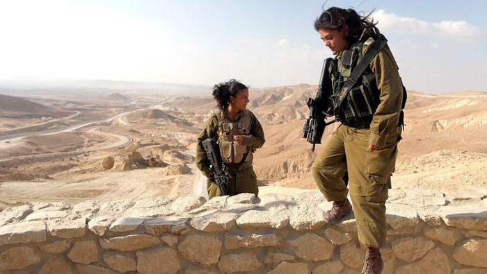 Foto ilustrasi: Dua tentara perempuan Israel berpatroli di perbatasan dengan Mesir, 13 September 2012. (LIOR MIZRAHI/GETTY IMAGES)