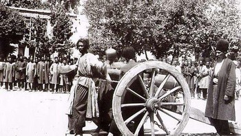 Eksekusi dengan meriam adalah metode eksekusi di mana korban biasanya diikat ke mulut meriam yang kemudian ditembakkan. Tahanan umumnya diikat ke pistol dengan bagian atas punggung kecilnya menempel pada moncongnya. Ketika pistol ditembakkan, kepalanya terlihat terangkat ke udara sekitar empat puluh atau lima puluh kaki; lengannya terbang ke kanan dan ke kiri, tinggi di udara, dan jatuh pada jarak, mungkin, seratus yard; kakinya jatuh ke tanah di bawah moncong pistol; dan tubuhnya benar-benar terhempas seluruhnya, tidak ada sisa yang terlihat. Foto: Quora