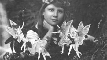 Peri Cottingley diambil oleh Elsie Wright dan Frances Griffiths, dua sepupu muda yang tinggal di Cottingley, dekat Bradford, Inggris. Pada tahun 1917, ketika dua foto pertama diambil, Elsie berusia 16 tahun dan Frances berusia 9 tahun.Sir Arthur Conan Doyle, seorang penulis dan spiritualis, tertarik pada penglihatan ini dan memasukkannya ke dalam sebuah majalah tahun 1920, melihatnya sebagai bukti fenomena psikis. Reaksi masyarakat terbagi-bagi, ada yang menerima keasliannya dan ada pula yang menuduh adanya pemalsuan.  Foto: Quora