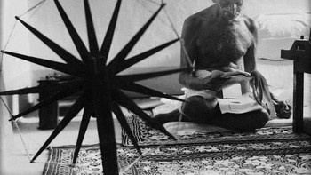  Kisah di balik foto ini adalah pelajaran besar bagi para fotografer yang selalu terburu-buru dalam melakukan sesuatu. Bourke-White mampu mengambil foto ini hanya setelah memahami simbol besar roda pemintal bagi masyarakat India sebagai pernyataan kemerdekaan. Foto: Quora