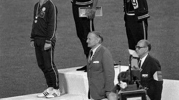 Foto ini dianggap sebagai salah satu gambar paling kuat dalam sejarah Olimpiade. Setelah memenangkan medali emas dan perunggu di Final 200m Putra, pemain Amerika Tommie Smith dan John Carlos mengangkat tinju mereka saat lagu kebangsaan dinyanyikan sebagai isyarat politik untuk hak asasi manusia. Peraih medali perak Australia Peter Norman mengenakan lencana hak asasi manusia sebagai dukungan. Foto: Quora