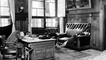 Wakil Walikota Ernst Kurt Lisso dan keluarganya setelah bunuh diri dengan menggunakan sianida untuk menghindari penangkapan oleh pasukan AS, 1945. Foto: Quora