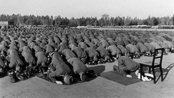 Anggota Muslim divisi 13 Waffen-SS saat salat selama pelatihan di Jerman, 1943. Foto: Quora