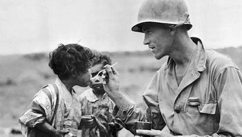 Seorang Prajurit Amerika Berbagi Ransumnya Dengan Dua Anak Jepang Di Okinawa Foto: Quora