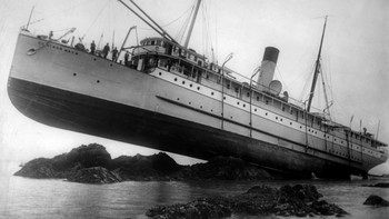 Princess May adalah kapal uap yang dibangun pada tahun 1888. Kapal ini mengalami berbagai pemilik dan perubahan nama selama bertahun-tahun. Namun, yang paling terkenal adalah apa yang terjadi pada tahun 1910. Pada tahun 1910, karena kabut tebal, kapal uap Princess May kandas di Alaska. Hampir 150 orang berada di dalamnya pada saat itu, namun untungnya tidak ada yang terluka.Apa yang membuat kejadian ini luar biasa adalah bagaimana kapal itu terjebak. Seolah-olah benda itu mencuat keluar dari air. Pemandangan yang tidak biasa ini menjadi subjek foto kapal karam yang terkenal.nMeskipun situasinya dramatis, semua orang di kapal Princess May berhasil keluar dengan selamat. Foto: Quora