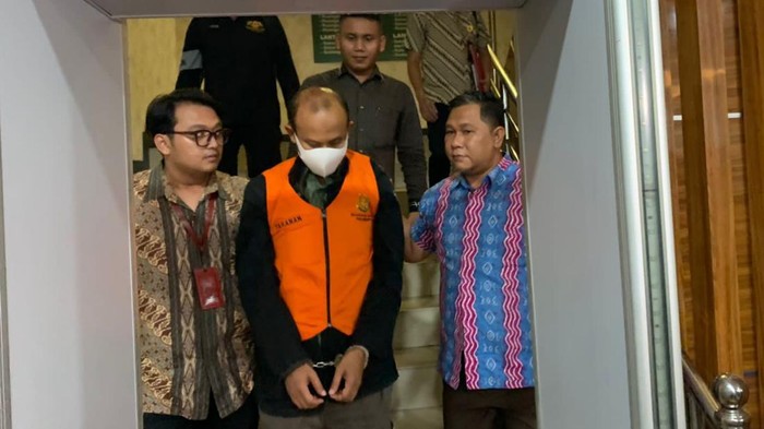 Foto: Tersangka F saat ditahan (Dok Kejari Pekanbaru)
