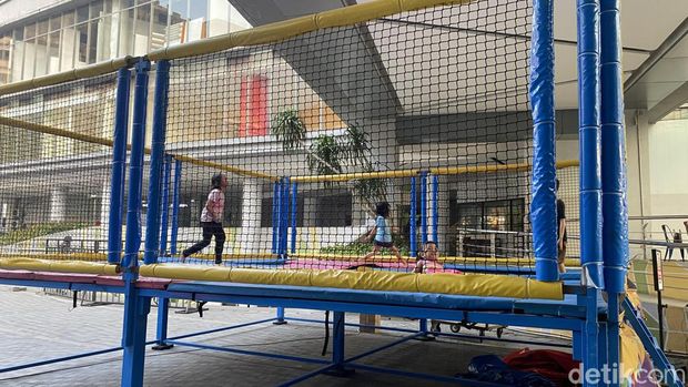Ada yang baru nih Rek di Marvel City Surabaya! Ada banyak wahana permainan menarik yang bisa dicoba, salah satunya rainbow slide.